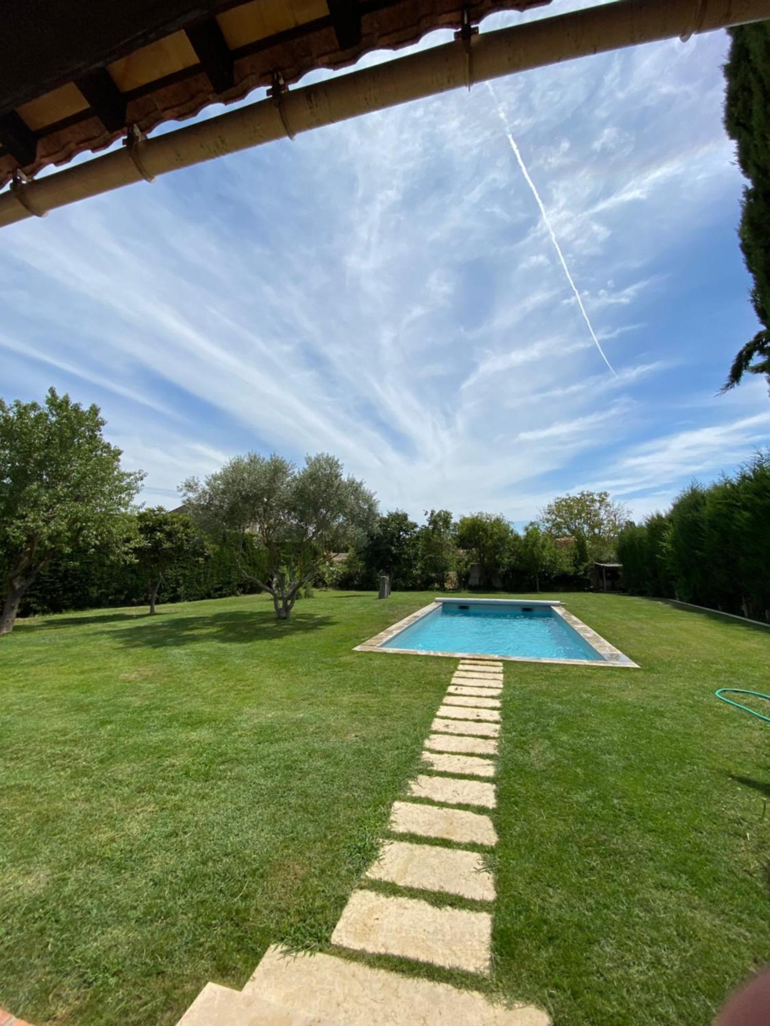 Studio En Provence Avec Piscine La Barben Exterior foto